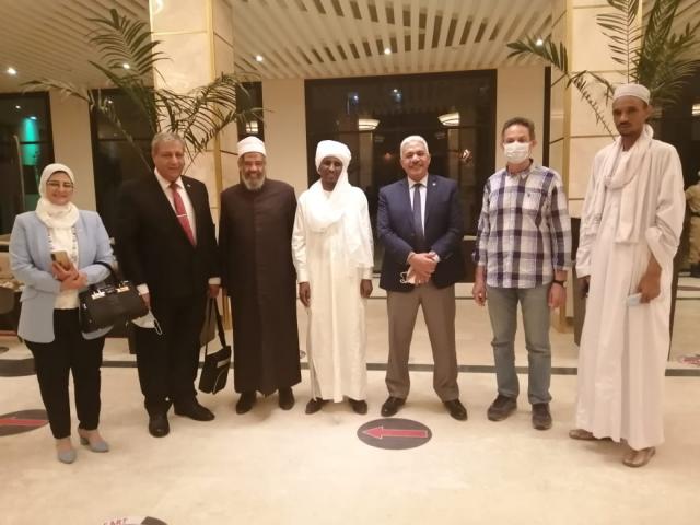 الدكتور حسين مسار، مستشار رئيس جمهورية تشاد للتعليم العالي اثناء استقبال وفد الأزهر
