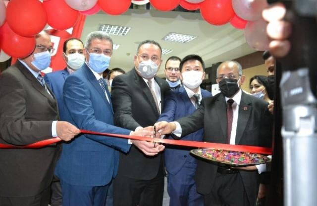 الدكتور عبد العزيز قنصوةرئيس جامعة الإسكندرية اثناء افتتاح أول مدرسة للأشعة التلفزيونية