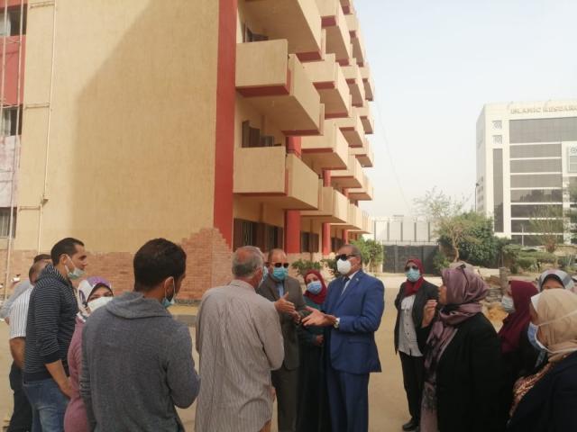 الدكتور محمد المحرصاوي رئيس جامعة الأزهر اثناء الجولة