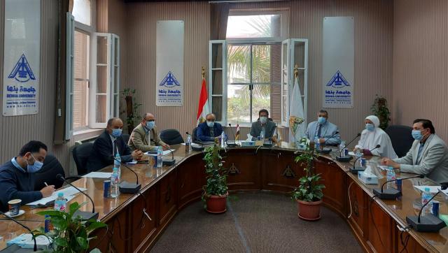 الدكتور ناصر الجيزاوي القائم بأعمال رئيس جامعة بنها اثناء الاجتماع