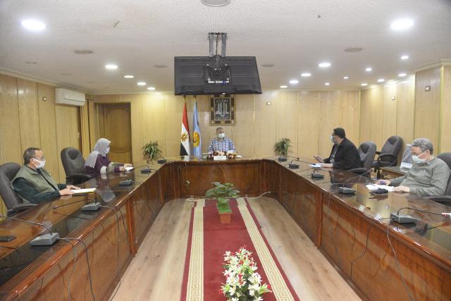 اللواء عصام سعد محافظ أسيوط اثناء الاجتماع