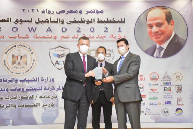 الدكتور أشرف صبحي وزير الشباب والرياضه اثناء افتتاح مؤتمر ومعرض رواد ٢٠٢١ للتخطيط الوظيفي والتأهيل لسوق العمل