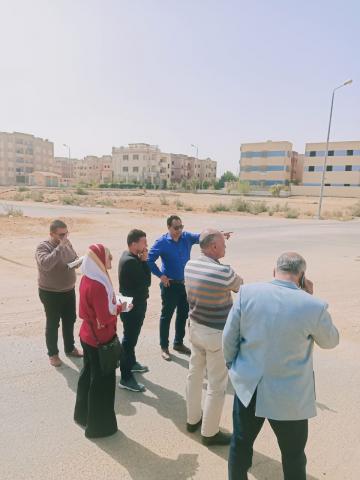 المهندس محمد مصطفى رئيس جهاز تنمية مدينة حدائق أكتوبر اثناء الجولة التفقدية لقطاعي منطقة إبني بيتك