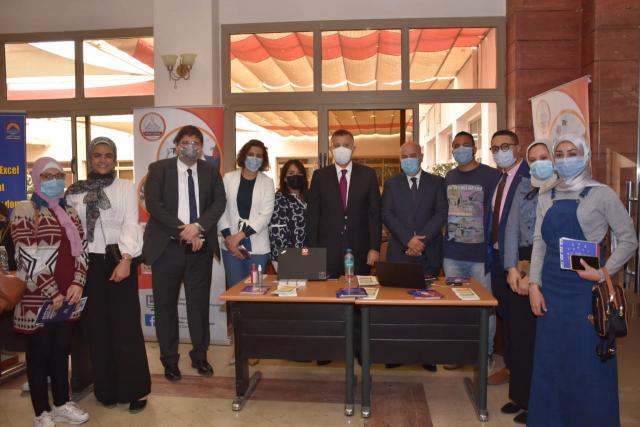 الدكتور محمود المتيني رئيس جامعة عين شمس اثناء الجولة بالجامعة