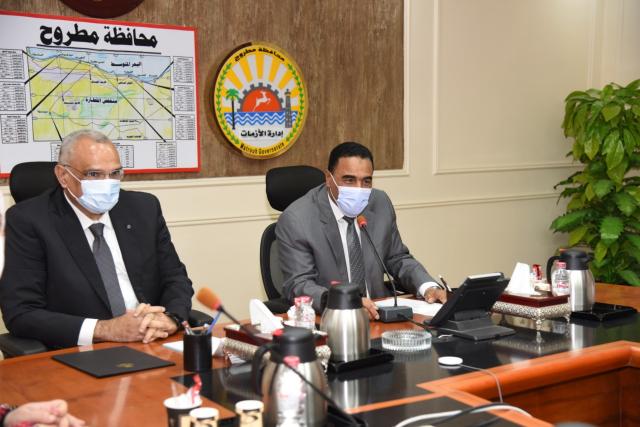 اللواء خالد شعيب محافظ مطروح والمهندس محمد ابو سعده رئيس الجهاز القومى اثناء توقيع البروتوكول