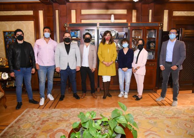 السفيرة نبيلة مكرم عبدالشهيد مععدد من صناع المحتوى الرقمي المصريين داخل وخارج مصر