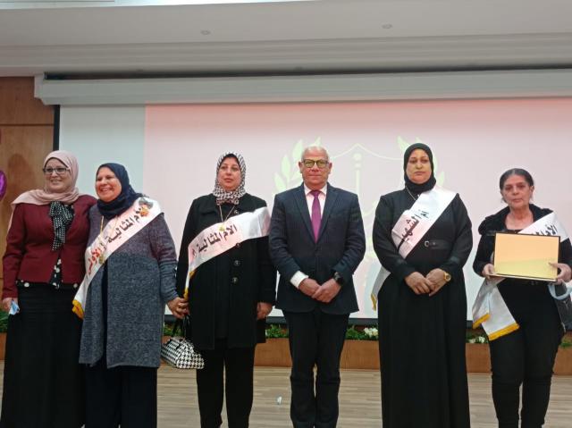 اللواء أركان حرب عادل الغضبان محافظ بورسعيد اثناء تكريم الأمهات المثاليات الخمس على مستوى المحافظة