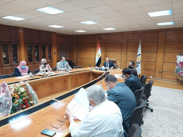 الدكتور طارق الجمال رئيس جامعة أسيوط اثناء الاجتماع