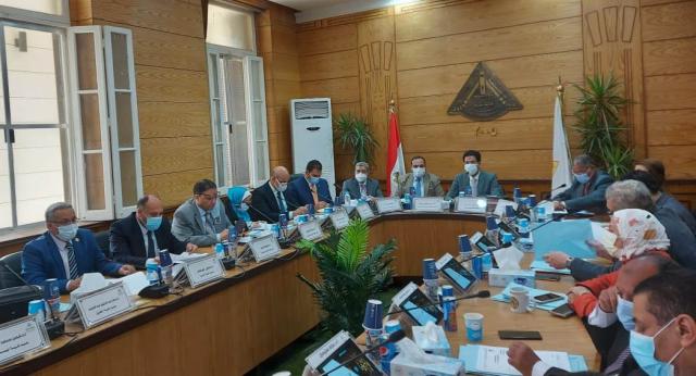 الدكتور ناصر الجيزاوى القائم بأعمال رئيس الجامعة اثناء الاجتماع