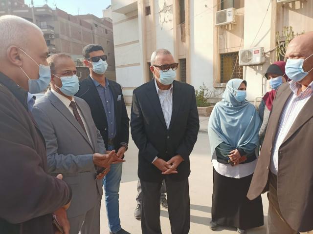 عبد الحميد الهجان محافظ القليوبية اثناء متابعة الرصف بمدن الخانكه والخصوص وحي شرق شبرا الخيمة