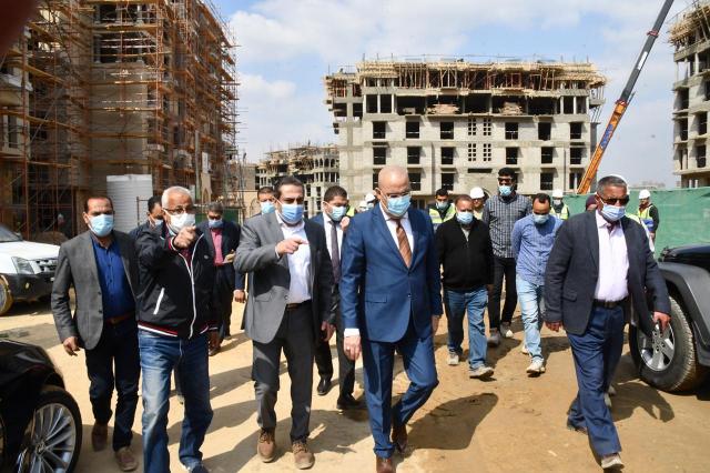 الدكتور عاصم الجزار وزير الإسكان والمرافق والمجتمعات العمرانية اثناء تفقد المشروع