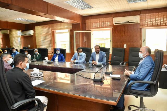 الدكتور محمد محجوب عزوز رئيس رئيس جامعة الأقصر اثناء الاجتماع