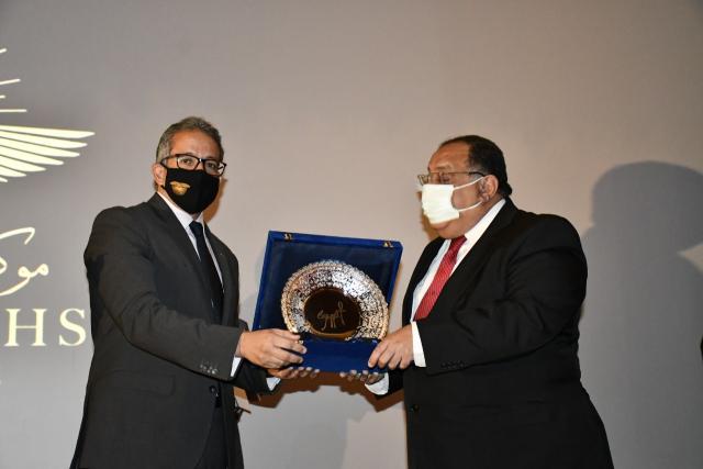 الدكتور خالد العناني وزير السياحة والآثار والدكتور ماجد نجم رئيس جامعة حلوان