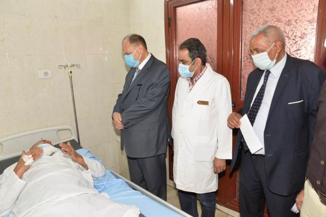 اللواء عصام سعد محافظ أسيوط أثناء الزيارة