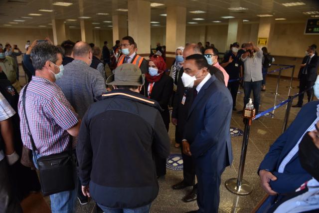 اللواء خالد شعيب محافظ مطروح بمطار مرسى مطروح الدولى