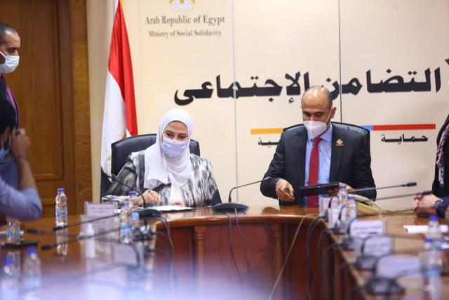نيفين القباج وزيرة التضامن الاجتماعى والنائب عمرو يونس أمين سر تنسيقية شباب الأحزاب والسياسيين