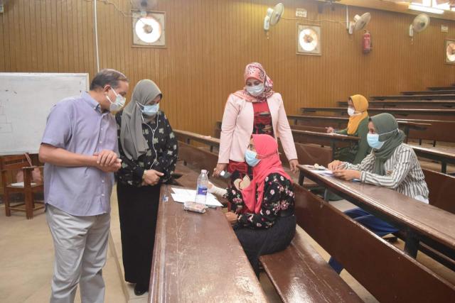 الدكتور أحمد عزيز رئيس جامعة سوهاج
