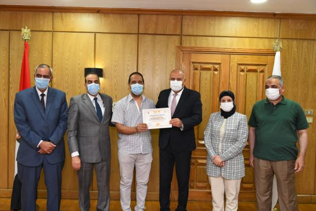 محافظ قنا