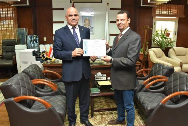 رئيس جامعة الأقصر يكرم عميد كلية الفنون الجميلة لمشاركته في معرض فني بالأردن