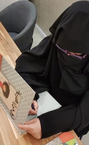 الكاتبة نرجس الخباز خلال التوقيع