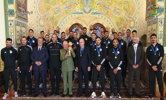 الرئيس تبون رفقة المنتخب الجزائري المحلي بطل العرب