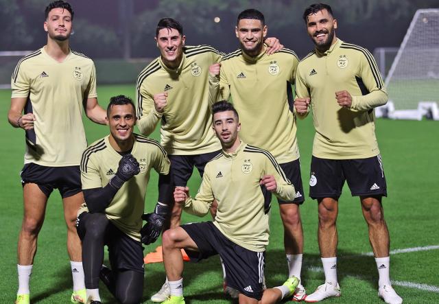 لاعبين من المنتخب الجزائري لكرة القدم
