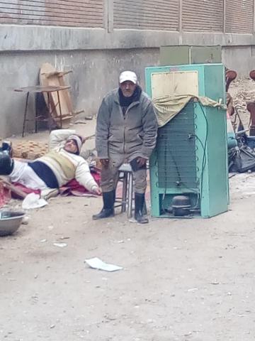 احد السكان أمام المنزل المنهار