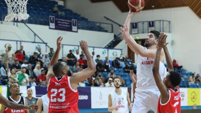 من لقاء المنتخب الجزائري مع منتخب الإمارات
