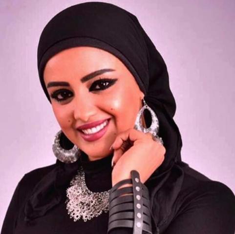 الفنانة التشكيلية فاطمة جسن