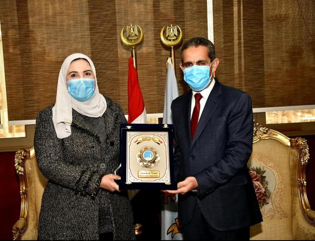 محافظ الغربية مع وزيرة التضامن
