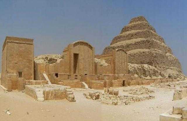 الأمين العام للمجلس الأعلى للآثار يعلن عن اكتشاف خمس مقابر أثرية بمنطقة سقارة