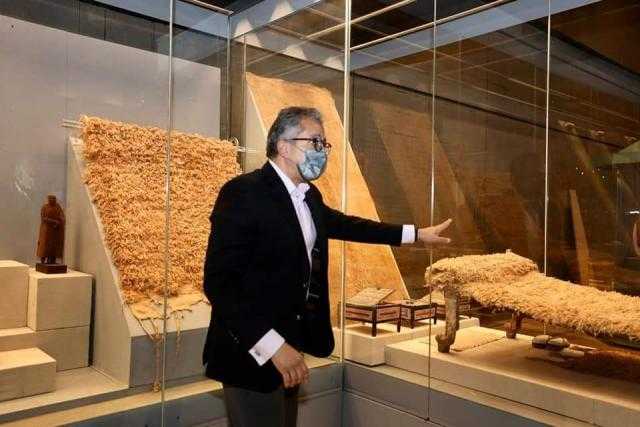 العناني يتفقد مستجدات الأعمال الجارية بقاعة النسيج المصري بالمتحف القومي