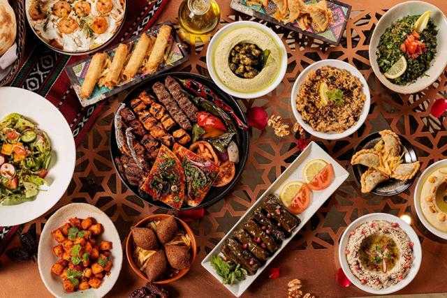 يتيح 18 محطة طهي مباشرة ترضي كافة الأذواق فورسيزونز.. يستقبل ضيوفه في الخيمة الرمضانية ذات الطابع الشرقي
