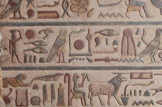 البعثة الأثرية المصرية الألمانية المشتركة العاملة تنجح في الكشف عن النقوش والصور والألوان الموجودة على أسقف وجدران معبد إسنا لأول مرة