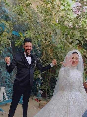 الصحفي محمود أبوبكر يهنيء مريم محمد زيدان والأستاذ علاء عزت بمناسبة حفل زفافهما