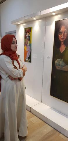 الفنان في معرضها بالدمام
