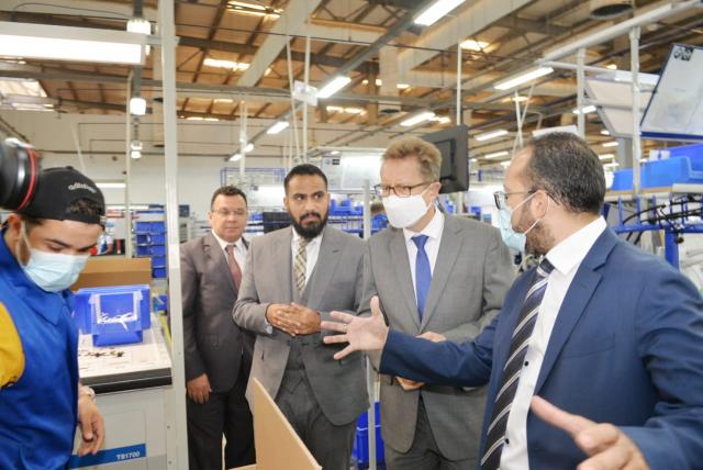 السفير الألماني يزور مصنع ليوني الألمانية بمدينة بدر
