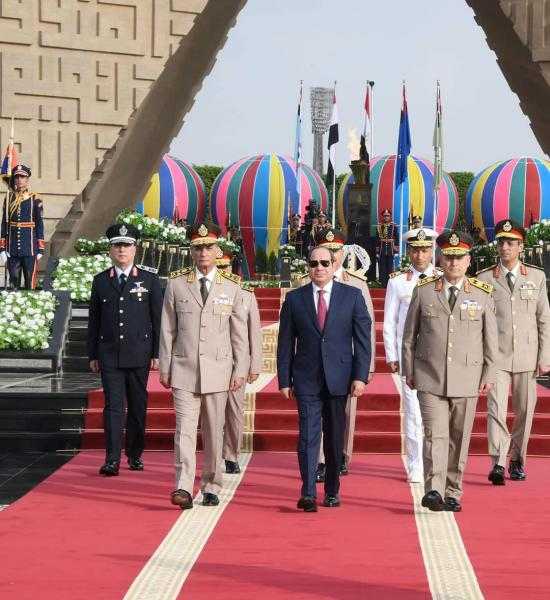 الرئيس السيسي يضع أكاليل الزهور على قبر الجندي المجهول والزعيمين أنور السادات وجمال عبد الناصر”