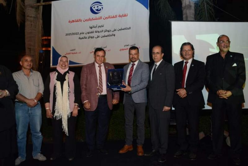 التشكيليين تكرم الدكتور أحمد محيى حمزة عميد كلية الفنون الجميلة جامعة الاقصر