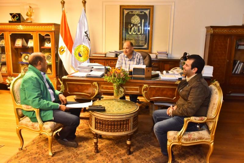 اجتماع المحافظ برئيس مجلس اداره الغرفه التجاريه باسيوط