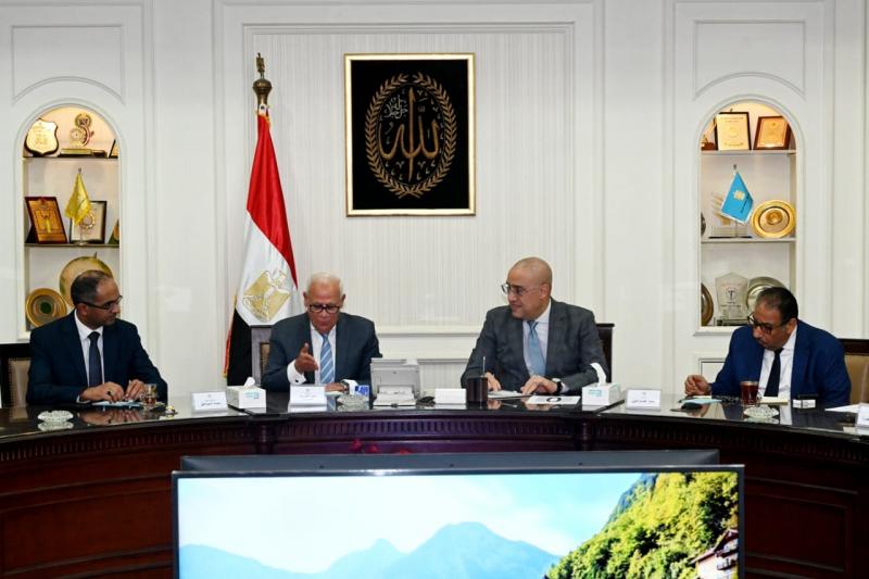 وزير الإسكان ومحافظ بورسعيد يتابعان موقف المشروعات المختلفه في المدينه
