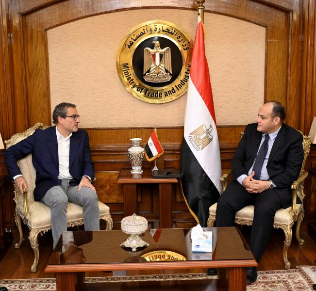 لقاء وزير التجاره والصناعه مع رئيس شركه ديور الفرنسيه