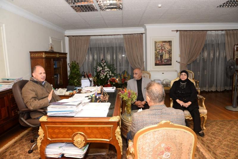 لقاء محافظ أسيوط مع وكيل وزارة التربية والتعليم ومدير إدارة أسيوط التعليمية ومديرة المدرسة