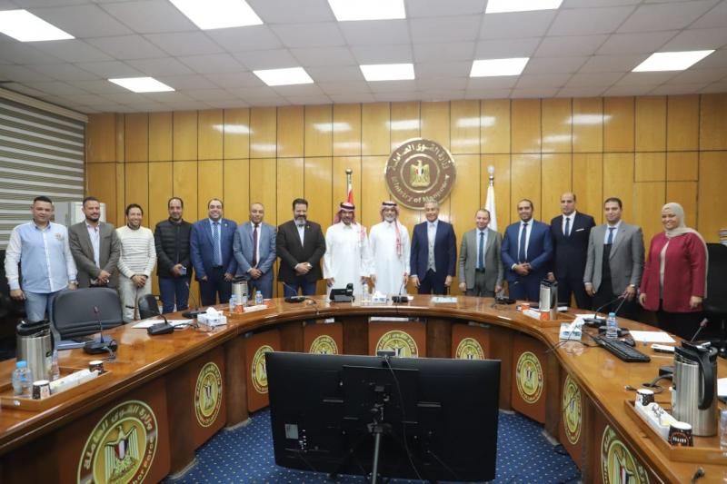 لقاء وزير القوة العاملة بالقنصل السعودي