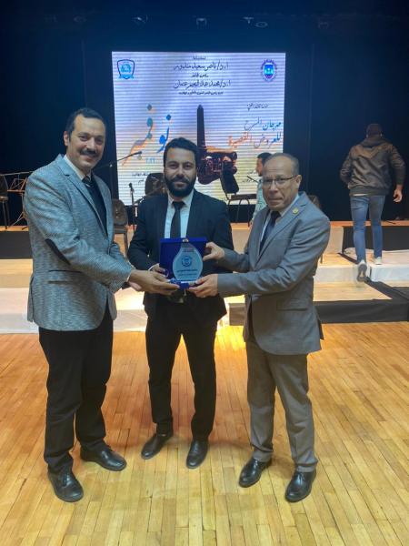 استلام جوائز مهرجان المسرح