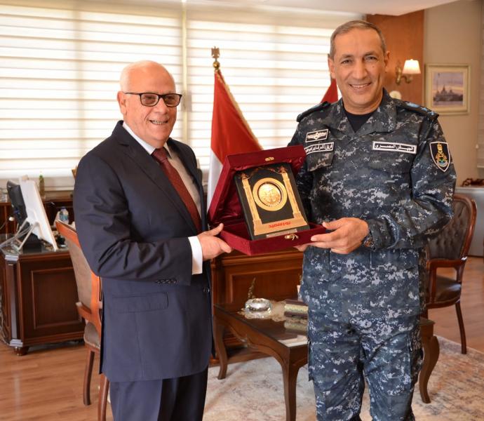 محافظ بورسعيد يستقبل قائد القوات البحرية