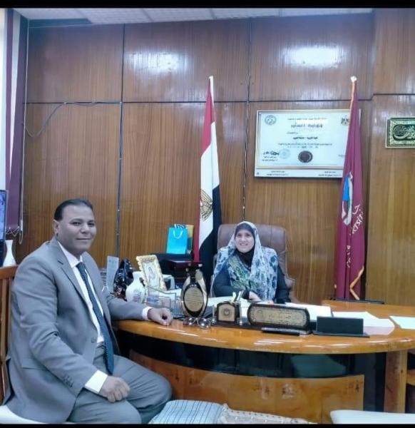 د. آمال جمعة عبد الفتاح أثناء الحوار مع د. محمود أبو عميرة