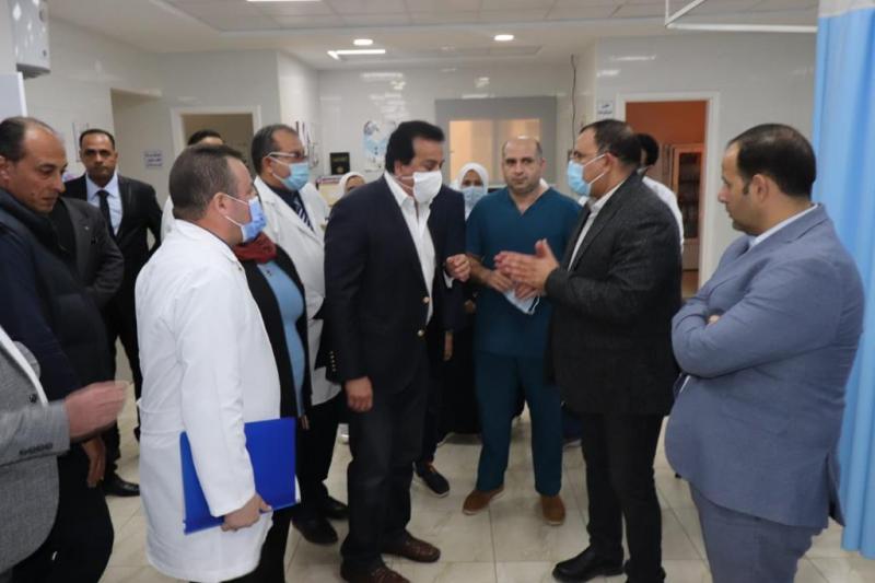 جانب من تفقد وزير الصحة مستشفي عام السويس والحميات