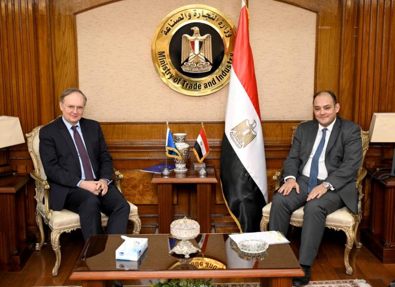 وزير التجارة والصناعة مع سفير الإتحاد أوربي في مصر