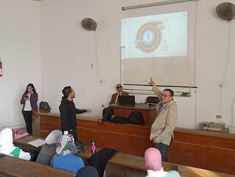 جانب من الندوة